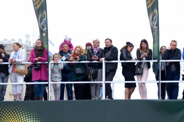 Çocuk ve yetişkin izleyicilerden oluşan bir kalabalık konserin başlaması için açık havada bir galeri bekliyor. 12 Mayıs 2017. Kyiv, Ukrayna