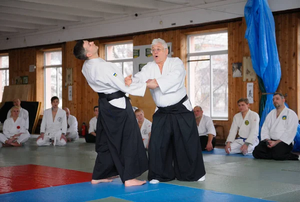 Man Aikido Instructor Showing Self Defense Aikido Aikikai Technique Training — ストック写真