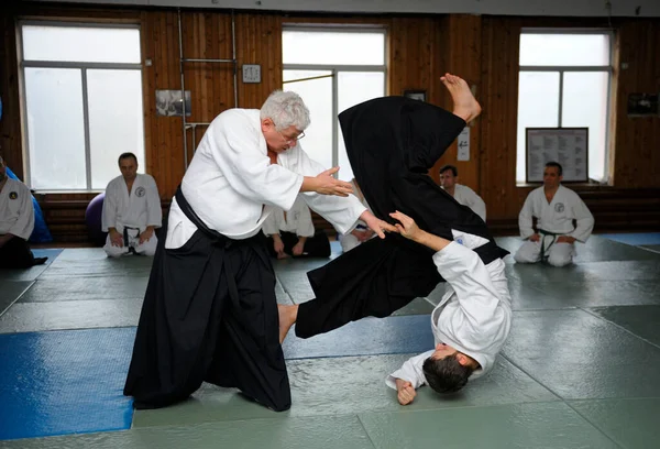 Man Aikido Instructor Showing Self Defense Aikido Aikikai Technique Training — ストック写真