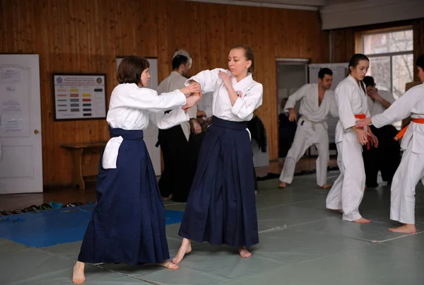 Genç Bayan Aikido Eğitmeni Nefsi Müdafaa Aikido Aikikai Tekniği Eğitim — Stok fotoğraf