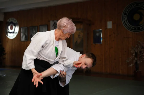 Old Woman Performing Submission Move Young Man Showing Self Defense — Stockfoto