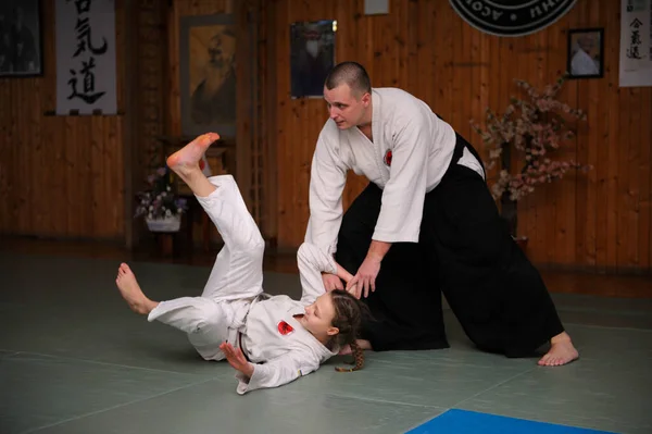 Man Aikido Instructor Performing Throw Little Boy Showing Self Defense — ストック写真