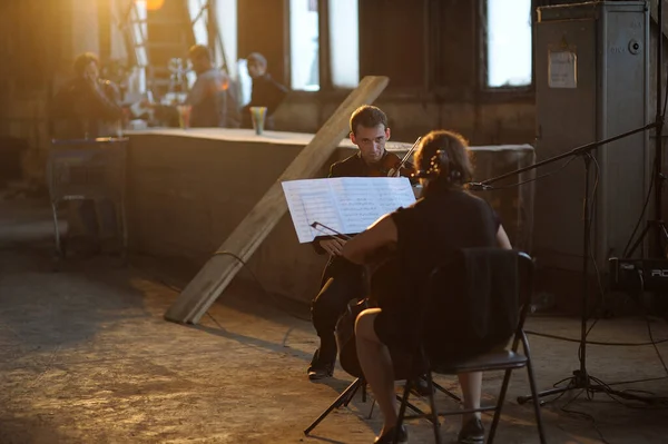 Man Violinist Woman Cellist Playing Music Old Production Hall Factory — Foto Stock