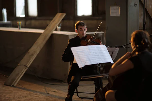 Man Violinist Woman Cellist Playing Music Old Production Hall Factory — Foto Stock