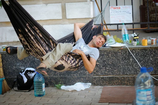 Siesta Young Homeless Man Lying Hammock Shadow Building Dirty Plastic — Stockfoto