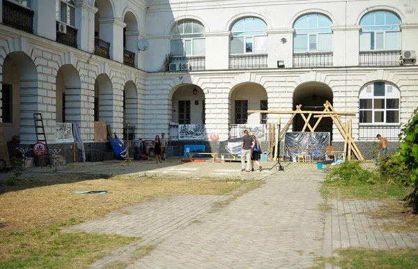 Group Young People Preparing Stage Performance Street Theatre Yard Old — Foto de Stock