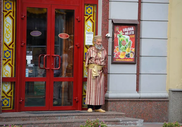 Öreg Háziasszony Áll Étterem Ajtajában 2019 Július Kijev Ukrajna — Stock Fotó