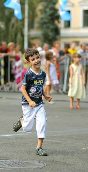 Malý Chlapec Běží Ulici Rozmazané Děti Pozadí Července2019 Kyjev Ukrajina — Stock fotografie