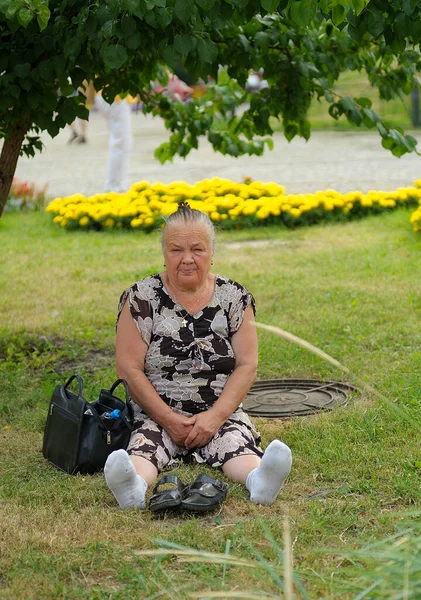 Old Woman Taking Rest Shadow Trees Sitting Green Grass City — 图库照片