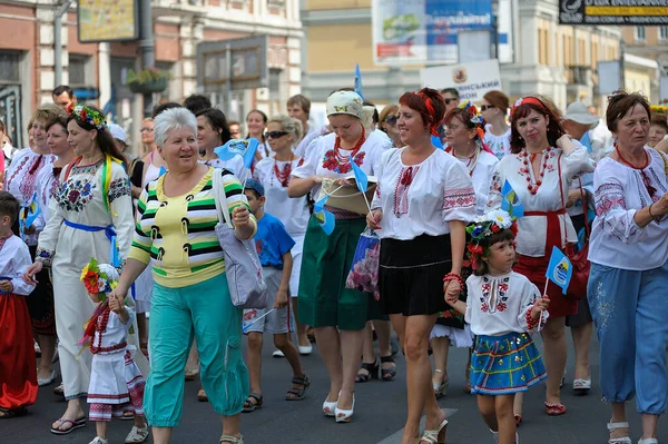 Multidão Pessoas Camisas Nacionais Ucranianas Bordadas Andando Pela Rua Celebrando — Fotografia de Stock