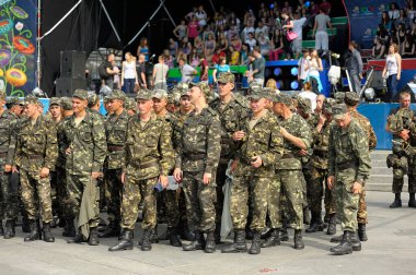 Bir grup silahsız genç asker halka açık etkinliği korumak için hazır bekliyor. 19 Mayıs 2019. Kyiv, Ukrayna