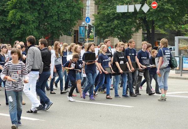 Group Young People Teenagers Marching Street Laptops Hands Flash Mob — Fotografia de Stock