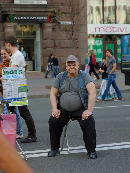Man Small Time Con Man Sitting Chair Street Offering People — Stockfoto