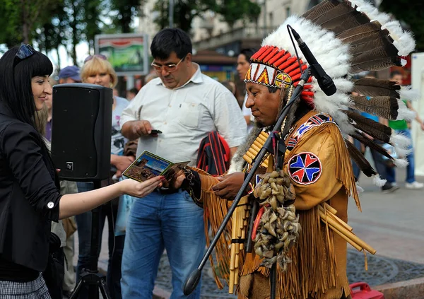 Peruvian Busker Street Musician Selling His Records Woman Street May — Zdjęcie stockowe