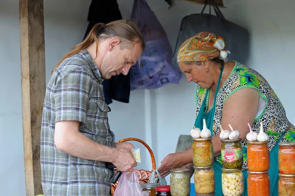Чоловік Купує Їжу Продавця Вулиць Середнього Віку Консерви Огірками Передньому — стокове фото