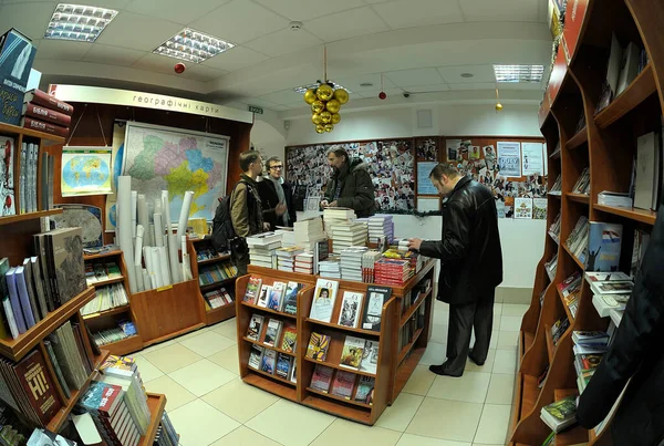 Clienti Uomini Che Scelgono Libri Libreria Dicembre 2012 Kiev Ucraina — Foto Stock