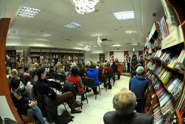 Basın toplantısı sırasında sandalyeye oturup dinleyen bir grup insan. Ye kitapçısının salonu. 27 Aralık 2012. Kyiv, Ukrayna