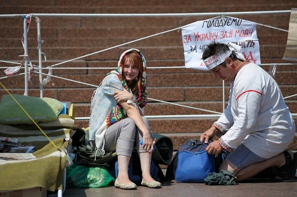 Woman Man Hunger Strikers Sitting Pavement Suppoting Ukraine Ukrainian Language — ストック写真
