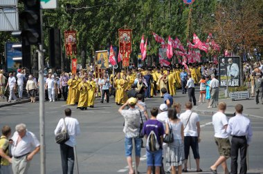 Şehir caddesinde yürüyen altın cüppeli insanlar ve ortodoks rahipler. Ukrayna Ortodoks Kilisesi Kyiv Patrikliği, geçit töreni. 28 Temmuz 2019. Kyiv, Ukrayna
