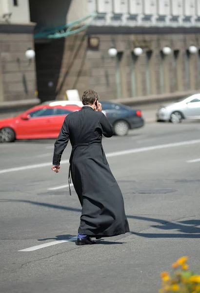 Young Man Orthodox Monk Walking Street Talking Mobile Cell Kyiv — Stockfoto