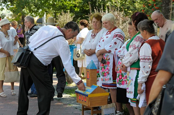 Man Donating Money Donation Box Women Embroidered Native Ukrainian Shirts — Fotografia de Stock