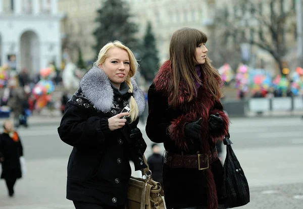 Two Young Pretty Women Casual Style Winter Clothes Walking Street — стоковое фото