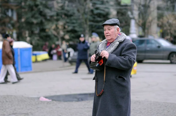 Ein Alter Mann Steht Mit Einer Kamera Der Hand Auf — Stockfoto