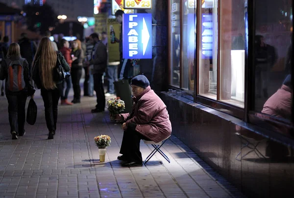 Old Woman Street Seller Selling Bouquets Flowers Front Shops Windows — Stockfoto