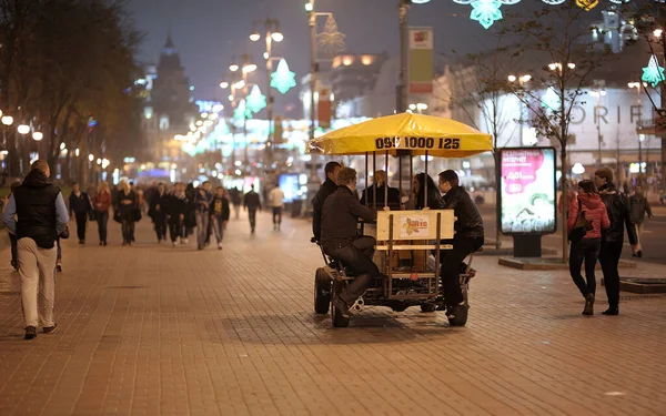 Група Людей Їздить Туристичному Велосалоні Тротуару Люди Ходять Вулиці Грешчатик — стокове фото