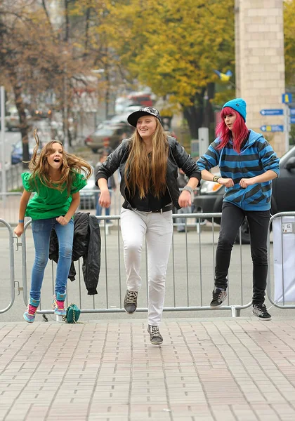 Group Cheerful Teens Girls Dancing Street October 2012 Kyiv Ukraine — 图库照片