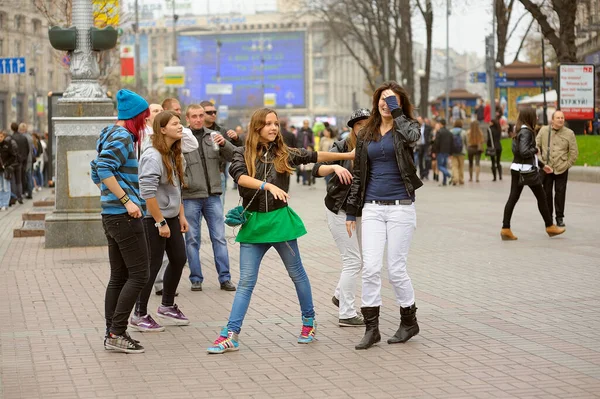 Eine Gruppe Fröhlicher Teenager Mädchen Tanzt Auf Der Straße Oktober — Stockfoto