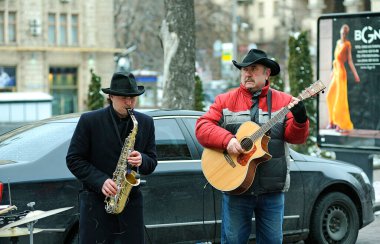 Sokak müzisyenleri, gitar, saksafon ve davul çalıyorlar. 5 Haziran 2019. Kiev, Ukrayna