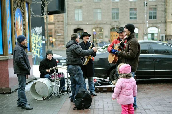 Buskers Street Musicians Playing Guitar Saxophone Drums Street Pedestrians Listening — 图库照片