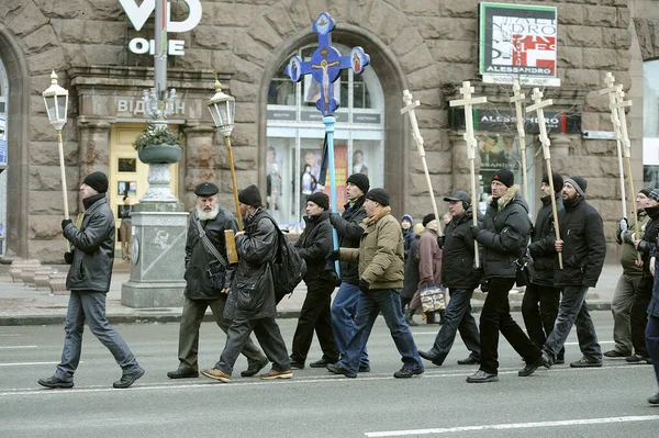 Group Men Only Carrying Wooden Crosses Marching Hreshchatyk Street Cross — стоковое фото