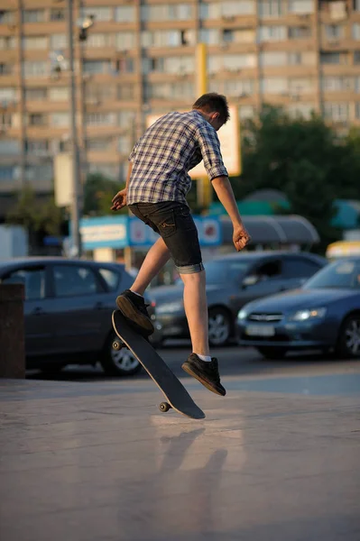 Young Boy Skateboarding Jumping Street May 2012 Kyiv Ukraine — 스톡 사진