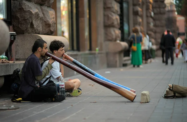 Two Boys Street Musicians Playing Didgeridoo Wind Instruments Aboriginal Peoples — Stockfoto
