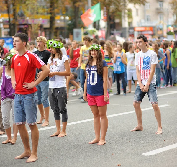 Group Young Barefoot Boys Girls Standing Middle Street Preparing Flashmob — Stok fotoğraf
