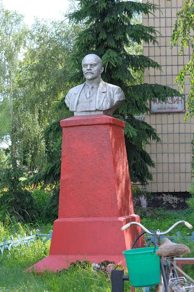 Abondoned Monument Vladimir Lenin Left Rural Store Mena Ukraine — стоковое фото