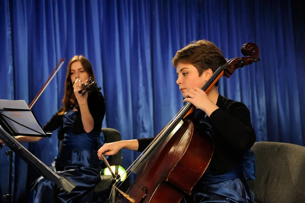 Young Pretty Women Violinist Cellist Playing Music Concert November 2013 — Fotografia de Stock