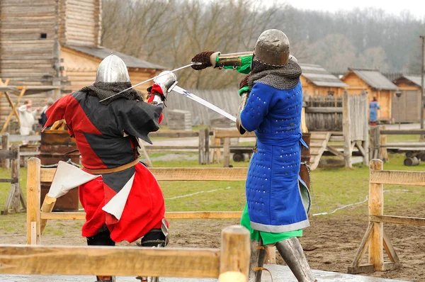 Men Reenactors Metal Armor Old Rus Knights Reconstructing Sword Fight — Fotografia de Stock