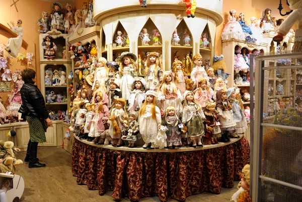 Куклы Помещены Полки Продажи Кукольный Магазин Ноября 2019 Года Киев — стоковое фото