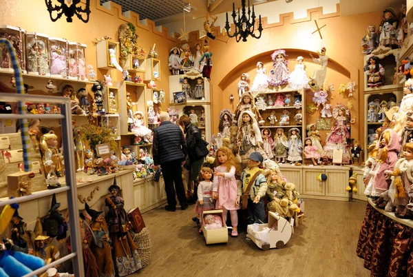 Куклы Помещены Полки Продажи Кукольный Магазин Ноября 2019 Года Киев — стоковое фото