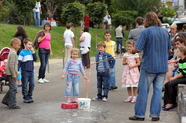 Street Artist Blowing Bubbles Children Adult Laughing August 2018 Kyiv — Stockfoto