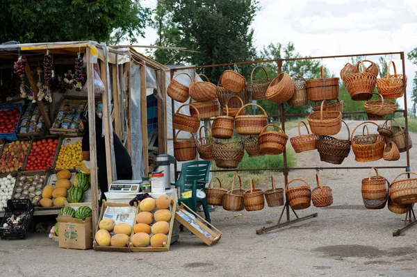 Ung Pige Street Sælger Sælger Grøntsager Til Kunder Kurvefletning Kurve - Stock-foto