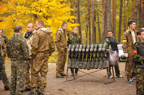 Paintball Men Players Preparing Game Autumn Forest Guns Placed Rack — Stock Photo, Image
