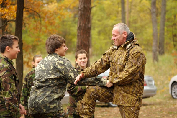 Old Man Military Uniform Teaching Teen Boys Self Defense Blocking — Stock Photo, Image