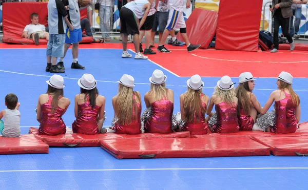 Chicas Porristas Trajes Rojos Sombreros Blancos Sentados Esteras Después Actuación — Foto de Stock