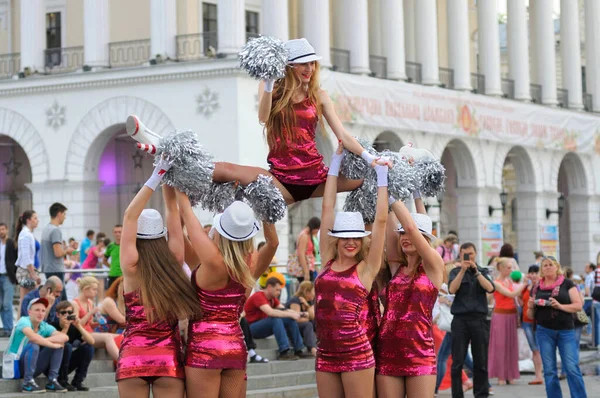 Chicas Porristas Trajes Rojos Sombreros Blancos Realizando Acrobacias Calle Junio — Foto de Stock