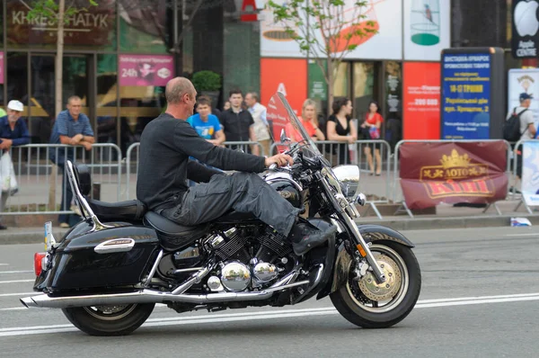 Hombre Motociclista Conducción Rápida Moto Lujo Calle Junio 2018 Kiev —  Fotos de Stock