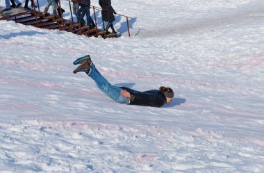 Yetişkinler sırf eğlence olsun diye midelerinde buz kaydırağıyla kayıyorlar. 8 Ocak 2019. Kyiv, Ukrayna